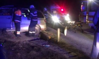 Maşină proiectată în şanţ şi apoi într-un cap de pod. Doi răniţi
