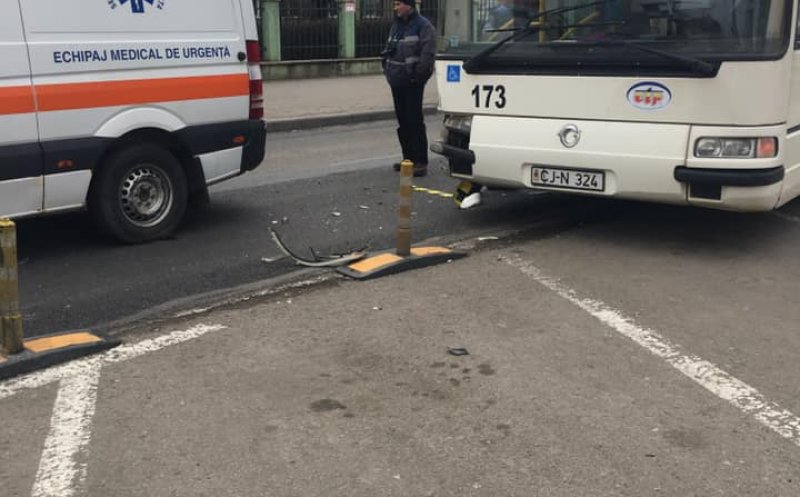 A lovit un troleibuz. O femie rănită