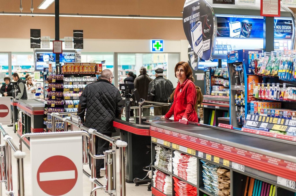 Bătaie pe angajați în marile magazine. Kaufland mărește salariile și dă 1.000 de lei pentru o recomandare bună