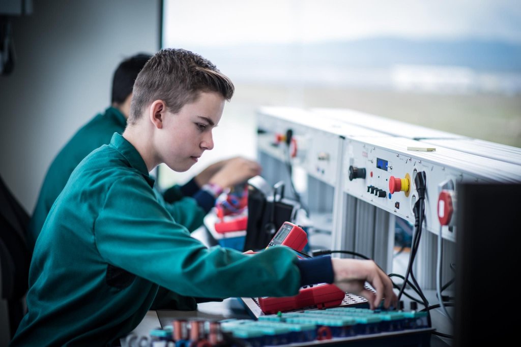 Marii producători industriali ai Europei se bat pe o mână de absolvenți la Cluj
