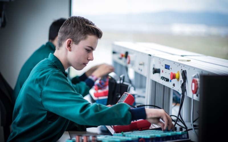 Marii producători industriali ai Europei se bat pe o mână de absolvenți la Cluj
