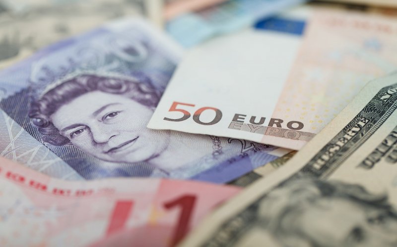 Curs valutar. Euro, peste 4,76. Lira sterlină, nivel record