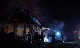 Clădire a Muzeului Etnografic, mistuită de flăcări. Găzduia activităţi pentru copii