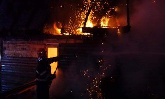 Clădire a Muzeului Etnografic, mistuită de flăcări. Găzduia activităţi pentru copii