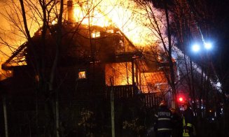 Clădire a Muzeului Etnografic, mistuită de flăcări. Găzduia activităţi pentru copii