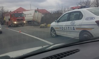 Blocaj pe drumul Cluj - Oradea. Camion ieşit în decor