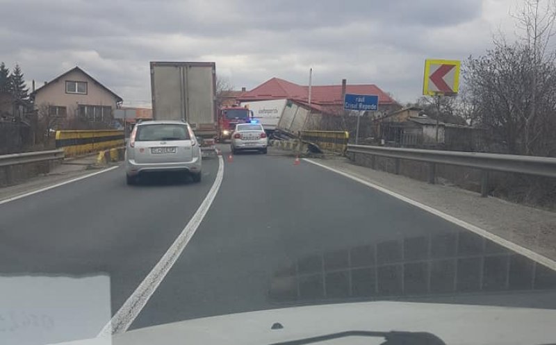 Blocaj pe drumul Cluj - Oradea. Camion în şanţ