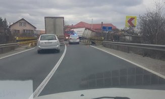 Blocaj pe drumul Cluj - Oradea. Camion în şanţ