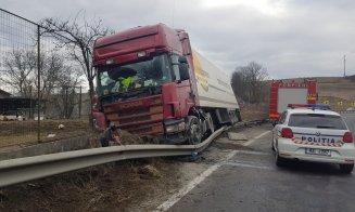 Blocaj pe drumul Cluj - Oradea. Camion în şanţ