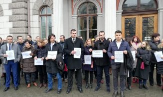Magistraţii clujeni vor continua să protesteze, dar vor intra şi în sală