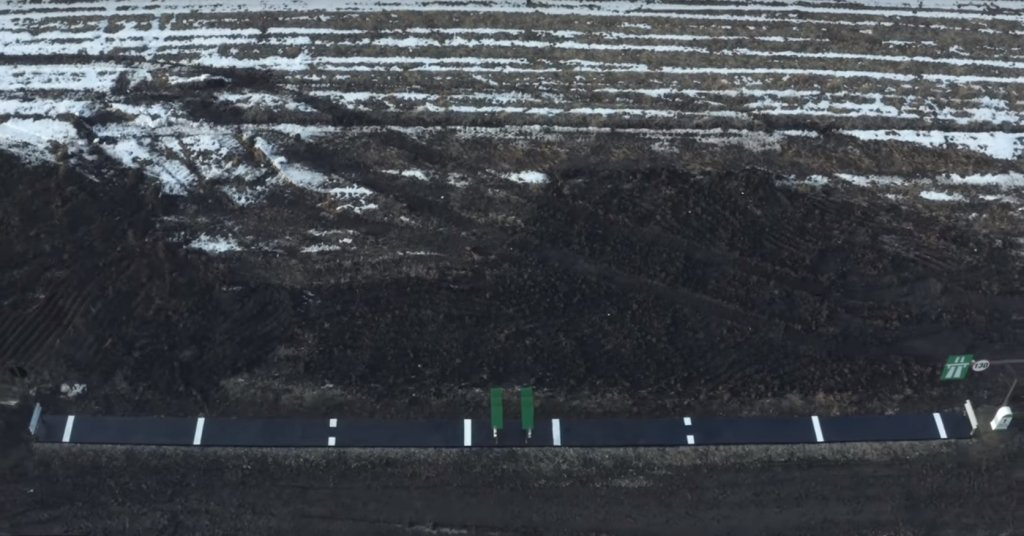A făcut mai mult decât Guvernul. Un român a construit singur un metru de autostradă