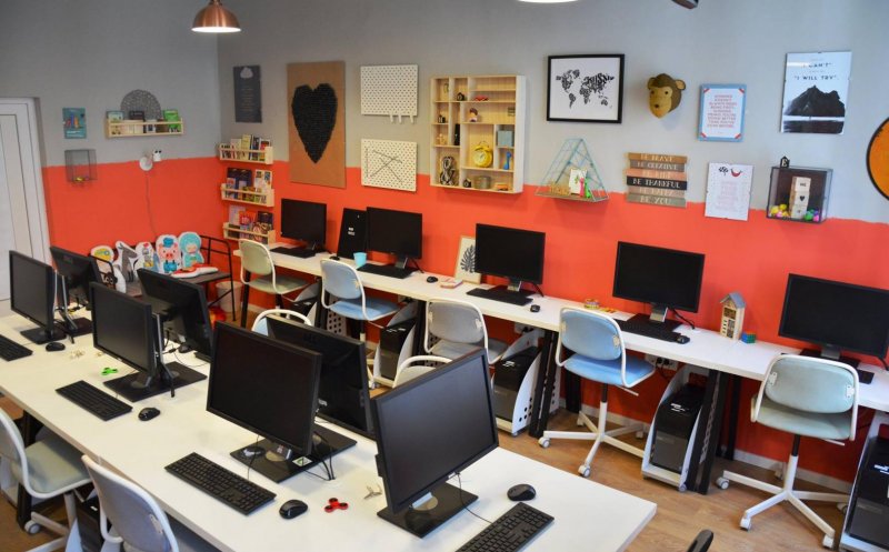 Elevii liceului pentru Deficienţi de Auz din Cluj, învăţaţi să programeze de firme IT