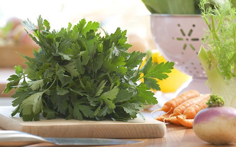 Slăbeşti rapid şi sănătos cu salata de pătrunjel verde