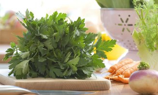 Slăbeşti rapid şi sănătos cu salata de pătrunjel verde