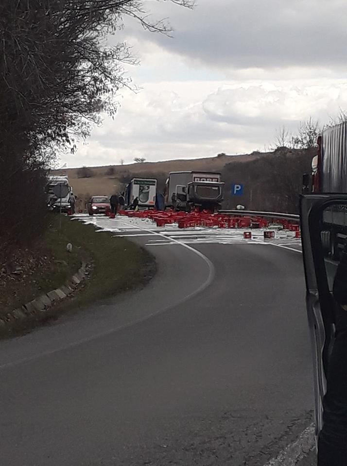 Traficul Cluj - Oradea, blocat! Lăzi de bere împrăştiate pe DN1