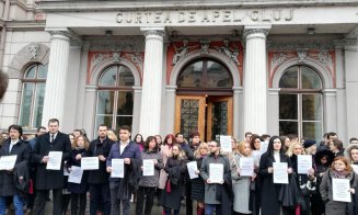 Protest al magistraţilor din Cluj. Cu banderole albe