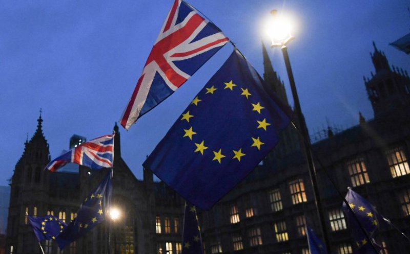 Parlamentul britanic respinge un al doilea referendum, dar amână Brexitul