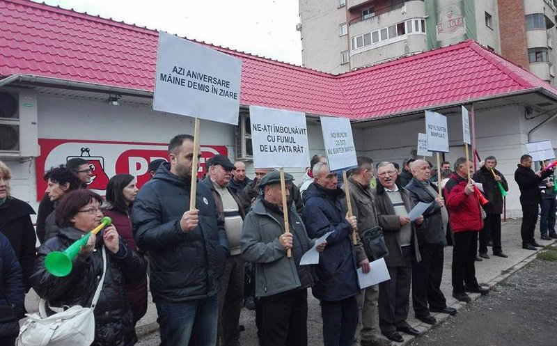 Angajații aeroportului, protest în fața consiliului județean. Au susţinere naţională