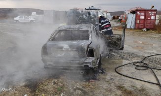 Maşină mistuită de flăcări pe Autostrada Transilvania, lângă Cluj