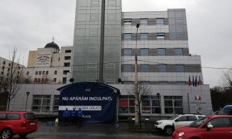 Circ la Consiliul Judeţean. Sindicaliştii de la aeroport, întâmpinaţi cu un banner gigant: "Noi nu apărăm inculpaţi. Degeaba urlaţi. #cecio"