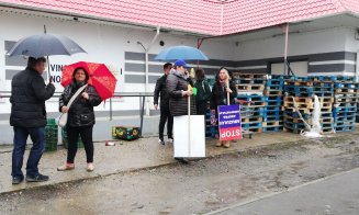Circ la Consiliul Judeţean. Sindicaliştii de la aeroport, întâmpinaţi cu un banner gigant: "Noi nu apărăm inculpaţi. Degeaba urlaţi. #cecio"