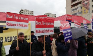 Circ la Consiliul Judeţean. Sindicaliştii de la aeroport, întâmpinaţi cu un banner gigant: "Noi nu apărăm inculpaţi. Degeaba urlaţi. #cecio"