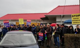 Circ la Consiliul Judeţean. Sindicaliştii de la aeroport, întâmpinaţi cu un banner gigant: "Noi nu apărăm inculpaţi. Degeaba urlaţi. #cecio"