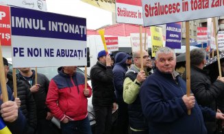 Circ la Consiliul Judeţean. Sindicaliştii de la aeroport, întâmpinaţi cu un banner gigant: "Noi nu apărăm inculpaţi. Degeaba urlaţi. #cecio"