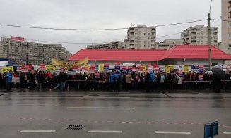 Circ la Consiliul Judeţean. Sindicaliştii de la aeroport, întâmpinaţi cu un banner gigant: "Noi nu apărăm inculpaţi. Degeaba urlaţi. #cecio"