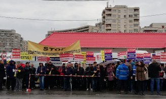 Circ la Consiliul Judeţean. Sindicaliştii de la aeroport, întâmpinaţi cu un banner gigant: "Noi nu apărăm inculpaţi. Degeaba urlaţi. #cecio"