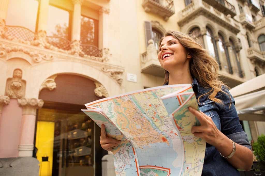 Cele mai SIGURE destinaţii turistice pentru o femeie care călătoreşte singură