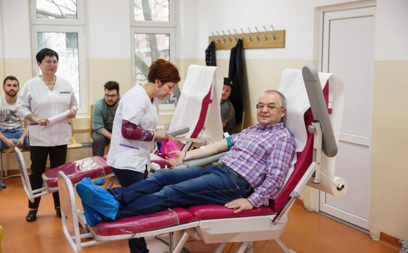 Primarul Clujului a donat sânge şi a luat cu el peste 60 colegi