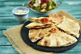 Mâncare de primăvară. Quesadilla cu spanac și ciuperci
