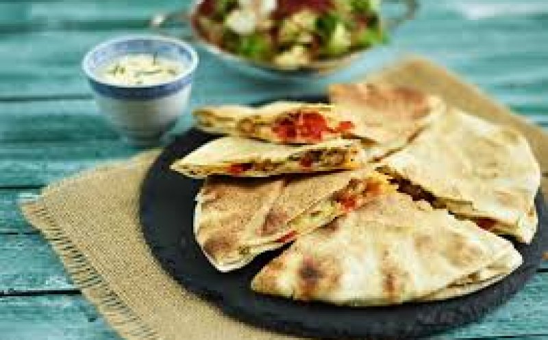 Mâncare de primăvară. Quesadilla cu spanac și ciuperci