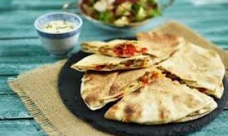 Mâncare de primăvară. Quesadilla cu spanac și ciuperci