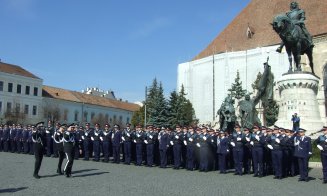 Premieră la Cluj. Elevii Şcolii de Agenţi de Poliţie au depus jurământul în centrul oraşului