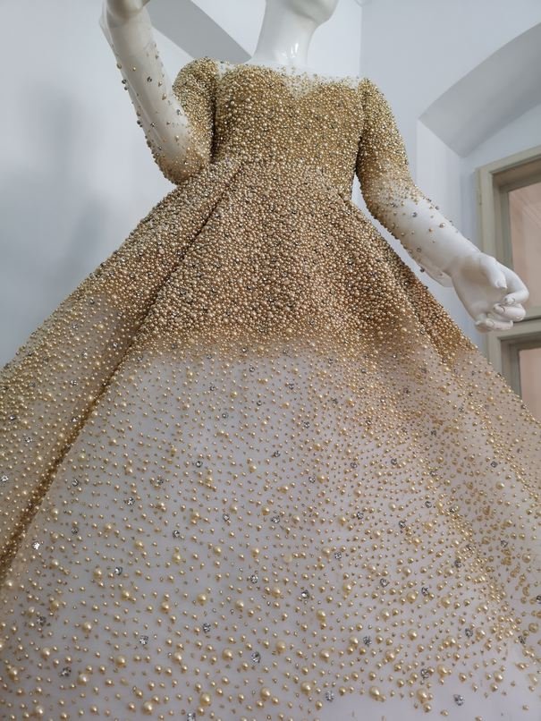 Rochie de mireasă unicat, de 10 kilograme, expusă la Cluj. Cât costă