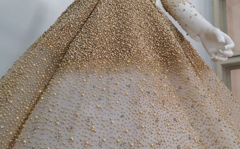 Rochie de mireasă unicat, de 10 kilograme, expusă la Cluj. Cât costă