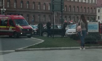 "Cursă" eşuată în centrul Clujului: 2 persoane la spital, 4 maşini avariate