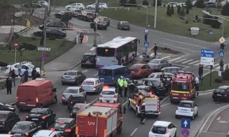 "Cursă" eşuată în centrul Clujului: 2 persoane la spital, 4 maşini avariate