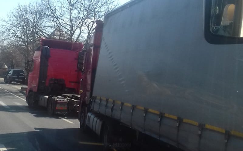 Accident pe un drum din Cluj. Implicat şi un TIR