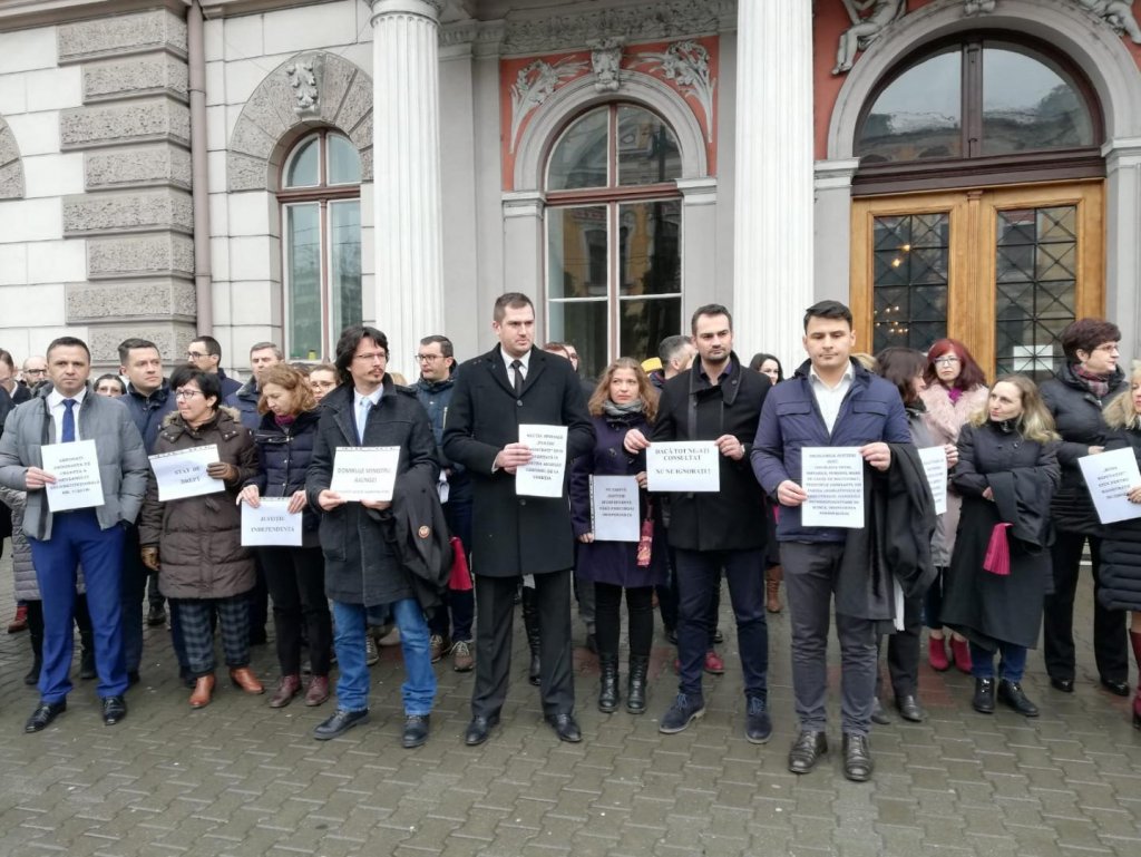 Un nou protest al magistraţilor din Cluj. La prânz