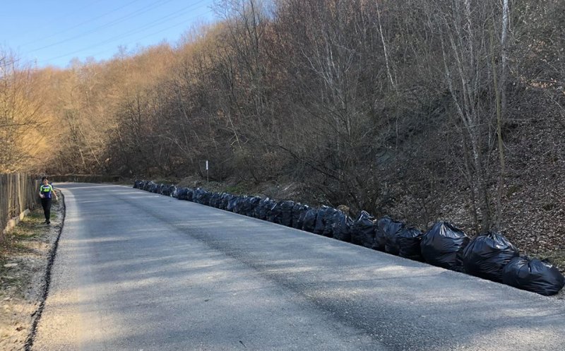 Curăţenie şi în zona lacului Tarniţa. Tot clujenii au pus mâna la strâns gunoaie