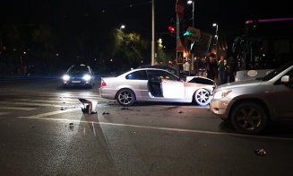 Accident lângă podul Garibaldi. Două maşini grav, pietoni la semafor răniţi