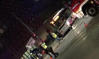 Accident lângă podul Garibaldi. Două maşini distruse, trei pietoni la semafor răniţi