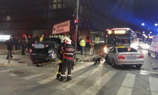 Accident lângă podul Garibaldi. Două maşini distruse, trei pietoni la semafor răniţi
