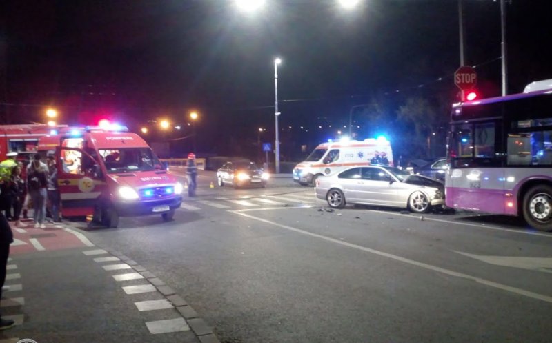 Accident lângă podul Garibaldi. 5 persoane au ajuns la spital, între care şi şoferiţa vinovată