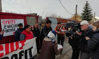 Evacuare în Someşeni, dintr-o clădire retrocedată Bisericii Reformate: 25 de oameni, între care copii şi persoane cu handicap