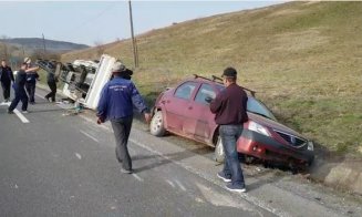 Accident grav în Sânpaul. Direct în șanț după ce s-a "împiedicat" de o mașină lăsată-n drum
