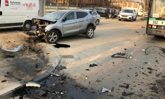 Accident grav, cu trei maşini, pe Muncii. Trei răniţi